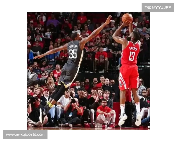 球迷现场高举哈登历史得分海报，比赛暂停时获签名